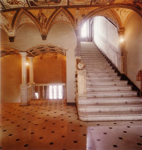 Entrance staircase, first floor